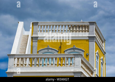 Mehrere Kubikmeter terrasse Tünche auf die traditionellen Häuser in Olhao, Algarve, Portugal Stockfoto