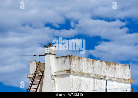 Mehrere Kubikmeter terrasse Tünche auf die traditionellen Häuser in Olhao, Algarve, Portugal Stockfoto