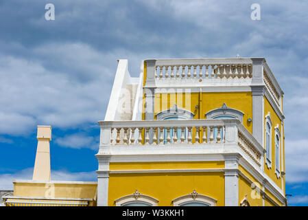 Mehrere Kubikmeter terrasse Tünche auf die traditionellen Häuser in Olhao, Algarve, Portugal Stockfoto