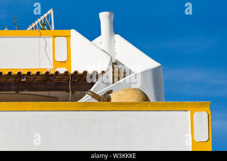 Mehrere Kubikmeter terrasse Tünche auf die traditionellen Häuser in Olhao, Algarve, Portugal Stockfoto