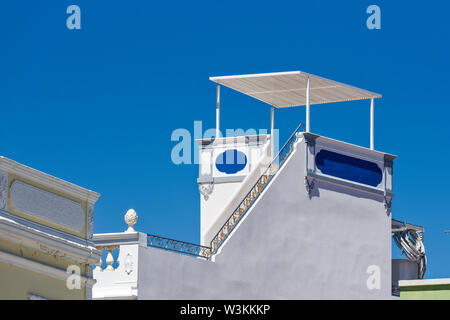 Mehrere Kubikmeter terrasse Tünche auf die traditionellen Häuser in Olhao, Algarve, Portugal Stockfoto