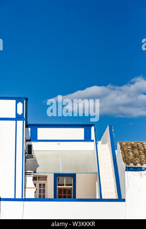 Mehrere Kubikmeter terrasse Tünche auf die traditionellen Häuser in Olhao, Algarve, Portugal Stockfoto