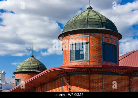 Dach und Turm der berühmten Lebensmittelgeschäft und Fischmarkt in Olhão, Algarve, Portugal Stockfoto