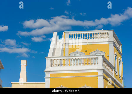 Mehrere Kubikmeter terrasse Tünche auf die traditionellen Häuser in Olhao, Algarve, Portugal Stockfoto