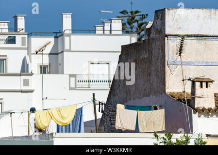 Mehrere Kubikmeter terrasse Tünche auf die traditionellen Häuser in Olhao, Algarve, Portugal Stockfoto