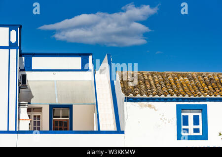 Mehrere Kubikmeter terrasse Tünche auf die traditionellen Häuser in Olhao, Algarve, Portugal Stockfoto