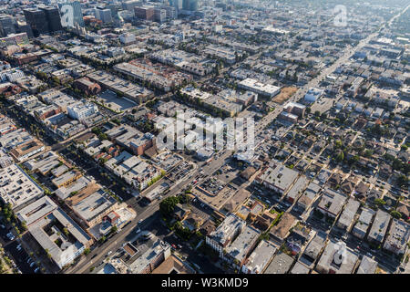 Luftaufnahme von städtischen Gebäuden, Wohnungen und Häusern entlang der 3. Straße westlich der Innenstadt von Los Angeles, Kalifornien. Stockfoto