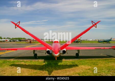 Fouga cm.170 Magister, französisches zweisitziges Jet-Trainer-Flugzeug der 1950er Jahre. Diables Rouges zeigt Teamflugzeug auf einer Flugschau. V-Ende. Rote Teufel Stockfoto