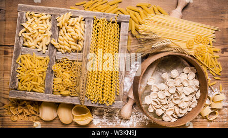 Große Auswahl an italienische Pasta mit verschiedenen Größen und Qualitäten in rustikalen Holzmöbeln Fächer Stockfoto