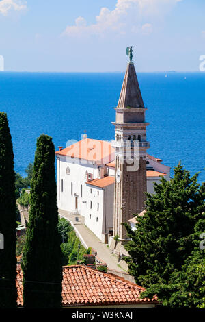 Blick auf St. George's Kirche in Piran, Slowenien, mit dem Meer im Hintergrund Stockfoto