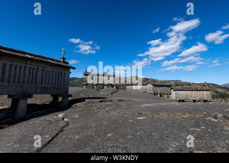 Ansicht der Getreidespeicher (espigueiros) im historischen Dorf Soajo, Portugal. Stockfoto