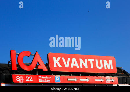 Huddinge, Schweden - 11. Juli 2019: Nahaufnahme der Ica Kvantum Supermarkt in Kungens Kurva Bezirk südlich von Stockholm entfernt. Stockfoto