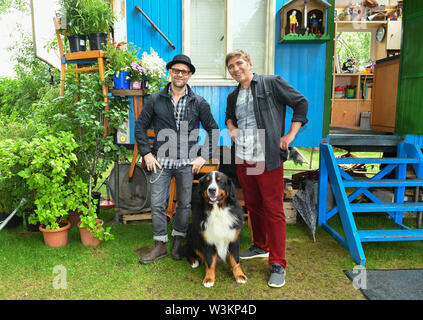 12 Juli 2019, Brandenburg, Hennigsdorf: Exklusive - die Schauspieler Jürgen Vogel (l) in der Rolle des edlen Rock Musiker Eric Lazslo und Guido Hammesfahr als Fritz Fuchs stand mit Hund Keks in der Folge der ZDF-Serie "Löwenzahn". Bei Kindern ist der Löwenzahn episode Stage Fright" erfahren Sie, wo Sie Lampenfieber, die Angst ist ein ganz natürliches Gefühl kommt und dass es gibt Tricks und Techniken gegen Sie. Löwenzahn ist eine ZDF-Serie mit dem Ziel, Kinder und Erwachsene mit unterhaltsamen Wissen. Foto: Jens Kalaene/dpa-Zentralbild/ZB Stockfoto