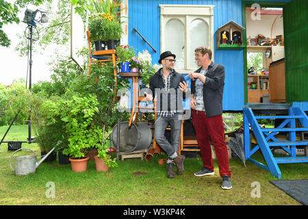 12 Juli 2019, Brandenburg, Hennigsdorf: Exklusive - die Schauspieler Jürgen Vogel (l) in der Rolle des edlen Rock Musiker Eric Lazslo und Guido Hammesfahr als Fritz Fuchs werden in der Folge der ZDF-Serie "Löwenzahn". Bei Kindern ist der Löwenzahn episode Stage Fright" erfahren Sie, wo Sie Lampenfieber, die Angst ist ein ganz natürliches Gefühl kommt und dass es gibt Tricks und Techniken gegen Sie. Löwenzahn ist eine ZDF-Serie mit dem Ziel, Kinder und Erwachsene mit unterhaltsamen Wissen. Foto: Jens Kalaene/dpa-Zentralbild/ZB Stockfoto