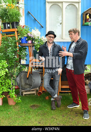 12 Juli 2019, Brandenburg, Hennigsdorf: Exklusive - die Schauspieler Jürgen Vogel (l) in der Rolle des edlen Rock Musiker Eric Lazslo und Guido Hammesfahr als Fritz Fuchs werden in der Folge der ZDF-Serie "Löwenzahn". Bei Kindern ist der Löwenzahn episode Stage Fright" erfahren Sie, wo Sie Lampenfieber, die Angst ist ein ganz natürliches Gefühl kommt und dass es gibt Tricks und Techniken gegen Sie. Löwenzahn ist eine ZDF-Serie mit dem Ziel, Kinder und Erwachsene mit unterhaltsamen Wissen. Foto: Jens Kalaene/dpa-Zentralbild/ZB Stockfoto