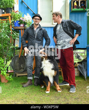 12 Juli 2019, Brandenburg, Hennigsdorf: Exklusive - die Schauspieler Jürgen Vogel (l) in der Rolle des edlen Rock Musiker Eric Lazslo und Guido Hammesfahr als Fritz Fuchs stand mit Hund Keks in der Folge der ZDF-Serie "Löwenzahn". Bei Kindern ist der Löwenzahn episode Stage Fright" erfahren Sie, wo Sie Lampenfieber, die Angst ist ein ganz natürliches Gefühl kommt und dass es gibt Tricks und Techniken gegen Sie. Löwenzahn ist eine ZDF-Serie mit dem Ziel, Kinder und Erwachsene mit unterhaltsamen Wissen. Foto: Jens Kalaene/dpa-Zentralbild/ZB Stockfoto