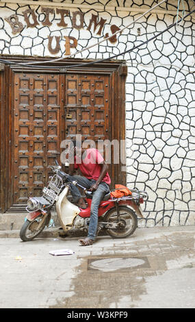 Verschiedene Menschen sind in Tansania und Sansibar, Afrika einschließlich Anbieter, Frauen, Männer, boys, Bettler, muslimischen, Masai und Touristen im Juni 2019 gesehen. Stockfoto