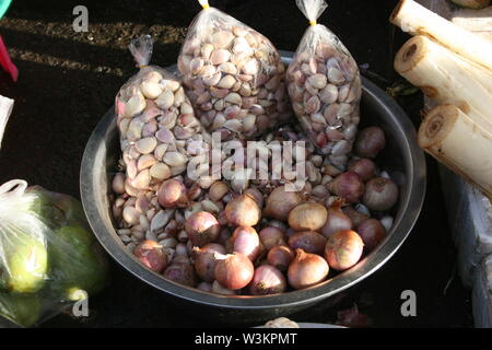 Frischer Knoblauch und Zwiebeln zum Verkauf auf dem russischen Markt, Phnom Penh, Kambodscha. Foto: Brooks Hard Stockfoto