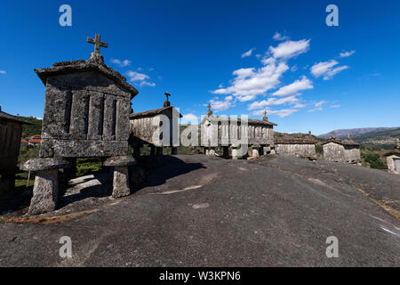 Ansicht der Getreidespeicher (espigueiros) im historischen Dorf Soajo, Portugal. Stockfoto