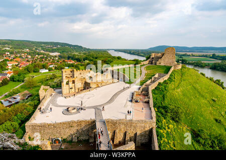 Burg Devin Hohe Betrachtungswinkel und festen Mauern, Felsen mit wenige Touristen im Courtyard und atemberaubenden malerische Landschaft Anblick Stockfoto