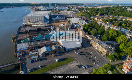 HMS Cavalier, HMS Ocelot und HMS Gannet - Schiffe und Gebäude in Chatham Historic Dockyard in Kent, Großbritannien, legal von Drohne erschossen Stockfoto