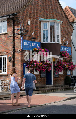 Gosport, Hampshire, England, UK. Ein paar Touristen vorbei gehen die Bluebell Pub. Stockfoto