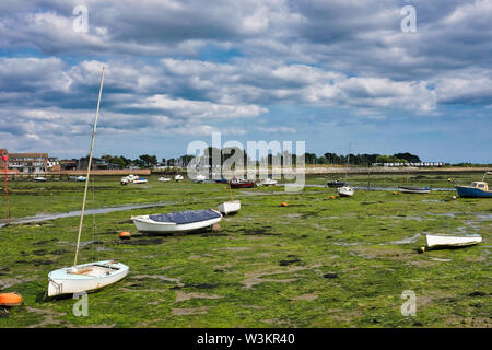 Hampshire, UK. Verschiedene Arten von Segeln Boote bei gosport Hafen bei Ebbe im Sommer verankert Stockfoto