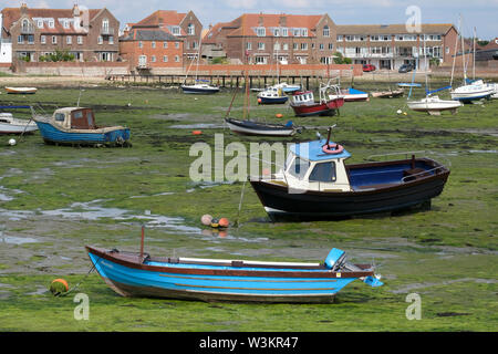 Hampshire, UK. Verschiedene Arten von Segeln Boote bei gosport Hafen bei Ebbe im Sommer verankert Stockfoto