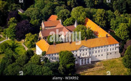 Luftaufnahme der Burg Cappenberg mit der katholischen Stiftskirche in Selm im Ruhrgebiet im Bundesland Nordrhein-Westfalen in Deuts Stockfoto