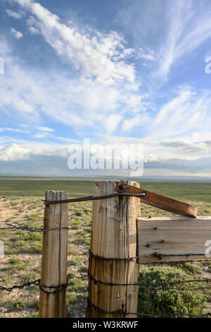 Hölzerne Tor auf einer Ranch in Wyoming Stockfoto