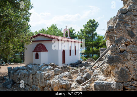 Moderne Kirche im alten Gleichen in der Nähe von Sami, Kefalonia, Ionische Inseln, Griechenland, Europa Stockfoto