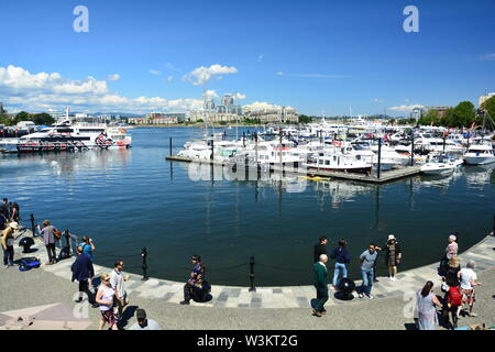 Innenhafen in Victoria BC, Kanada an einem wunderschönen touristischen Tag. Stockfoto