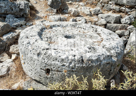 Quern - Stein im Alten Gleichen in der Nähe von Sami, Kefalonia, Ionische Inseln, Griechenland, Europa Stockfoto