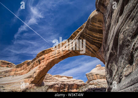 Eine Brücke über eine Schlucht in das Natural Bridges National Monument. Stockfoto