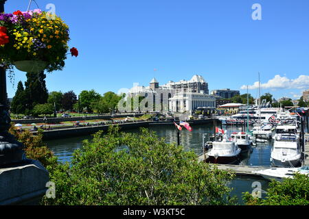 Innenhafen in Victoria BC, Kanada an einem wunderschönen touristischen Tag. Stockfoto