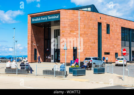 Ticket Office und Fährhafen Büros für Caledonian MacBrayne Fähren (calmac) in Brodick Hafen, Isle of Arran, Schottland, Großbritannien Stockfoto