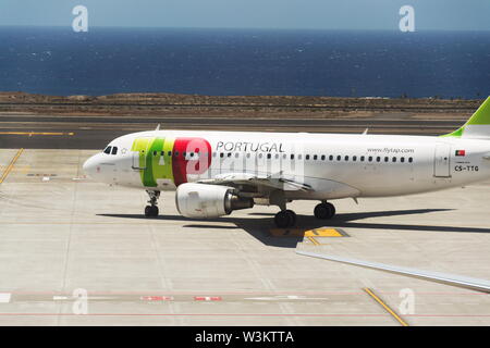 GRANADILLA DE ABONA, SPANIEN - 13. JULI 2019: TAP Air Portugal Fluggesellschaft Fluggesellschaft Airbus A319 Flugzeug Vorbereitung für Flug am Flughafen Landebahn Stockfoto