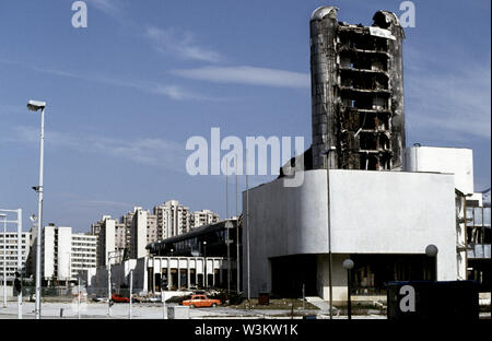 10. April 1993 während der Belagerung von Sarajevo: die Ruinen der Tageszeitung Oslobodenje Gebäude auf Dzemala Bijedica Straße. Die zerstörten Turm block bildeten ein starkes Symbol während der Belagerung. Stockfoto