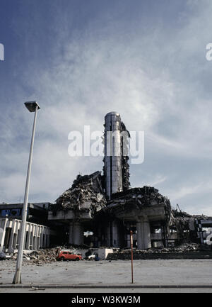 10. April 1993 während der Belagerung von Sarajevo: die Ruinen der Tageszeitung Oslobodenje Gebäude auf Dzemala Bijedica Straße. Die zerstörten Turm block bildeten ein starkes Symbol während der Belagerung. Stockfoto