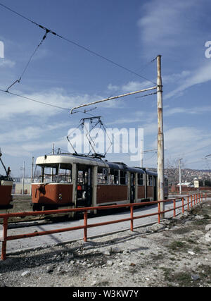 10. April 1993 während der Belagerung von Sarajevo: Bullet und Granatsplittern-gerittenen Straßenbahnen in der Nähe der Oslobodenje Gebäude im Westen der Stadt. Stockfoto