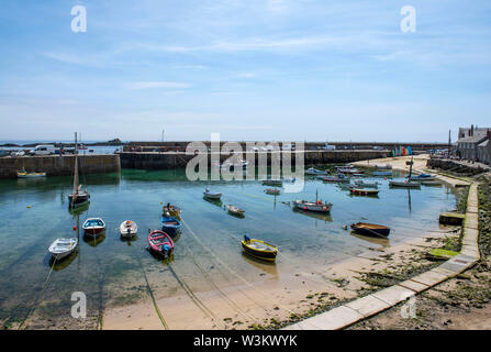 Einem sonnigen Sommertag am Hafen in Fowey, Cornwall, England, Großbritannien Stockfoto