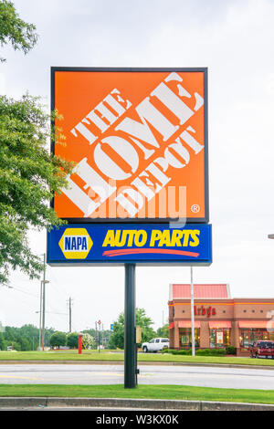 Loganville, GA - 13. Juli 2019: Das "Home Depot mit NAPA Auto Parts Store Zeichen kombiniert. Amerikanischen Filialen in Nordamerika. Nationale Autom Stockfoto