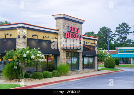 Loganville, GA - 13. Juli 2019: Ruby Tuesday store Front sign-amerikanische Franchise - Lage in Georgien am Highway 78 gelegen. Restaurant einer Kette Stockfoto