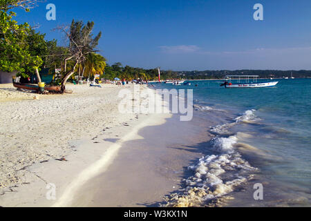 NEGRIL, JAMAIKA - 24. Mai. 2010: Blick auf den weißen Sandstrand und das Meer auf der Bourbon Beach Stockfoto