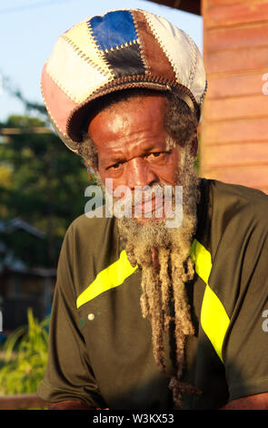 NEGRIL, JAMAIKA - 24. Mai. 2010: Portrait von Rasta Mann mit Bart, dredlocks und rastacap Stockfoto