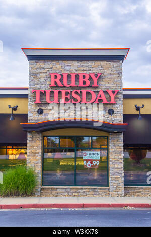 Loganville, GA - 13. Juli 2019: Ruby Tuesday store Front sign-amerikanische Franchise - Lage in Georgien am Highway 78 gelegen. Restaurant einer Kette Stockfoto