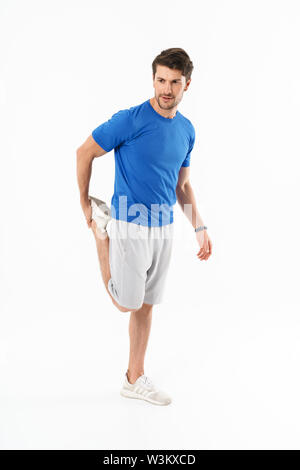 Foto der kaukasischen athletischen Mann in Shorts und T-Shirt, sportliche Übungen während der Arbeit aus isoliert auf weißem Hintergrund Stockfoto