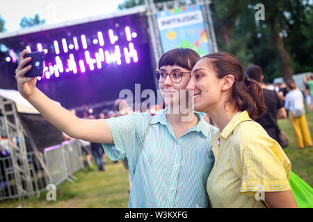 Zagreb, Kroatien - 25. Juni, 2019: Atmosphäre während der 2.Tag des 14 INmusic Festival am See Jarun in Zagreb, Kroatien. Zwei Mädchen tak Stockfoto