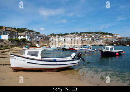 Einem sonnigen Sommertag am Hafen in Fowey, Cornwall, England, Großbritannien Stockfoto