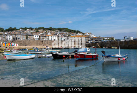Einem sonnigen Sommertag am Hafen in Fowey, Cornwall, England, Großbritannien Stockfoto